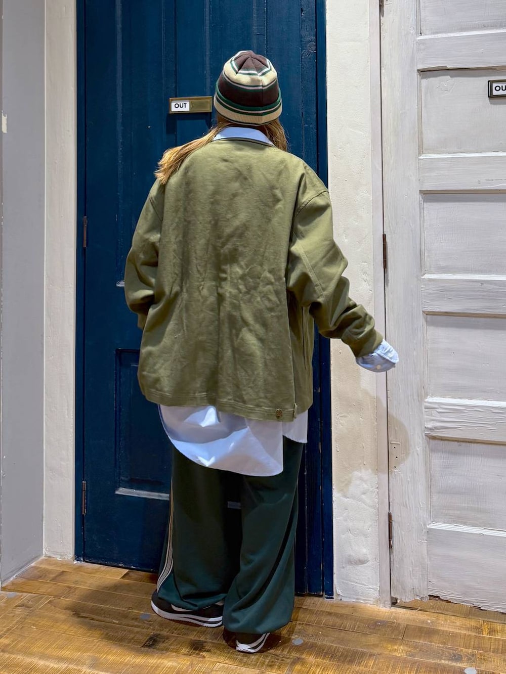 ブルー系のシャツ/ブラウス、グリーン系のその他パンツを着用したレディースの冬コーディネートの4枚目の写真