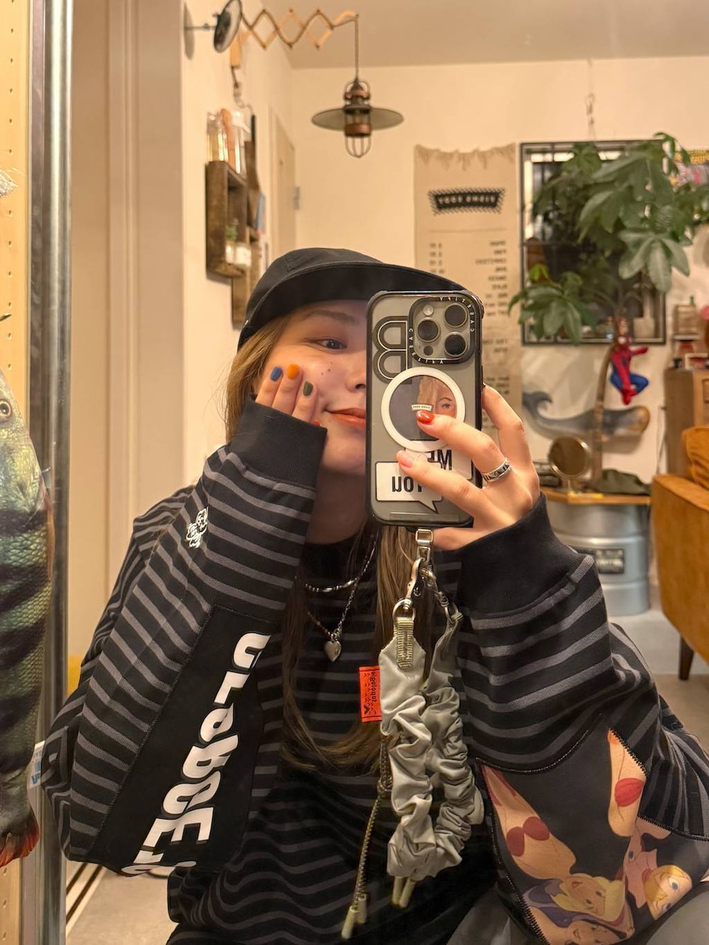 ブラック系のキャップを着用したレディースの秋コーディネートの4枚目の写真