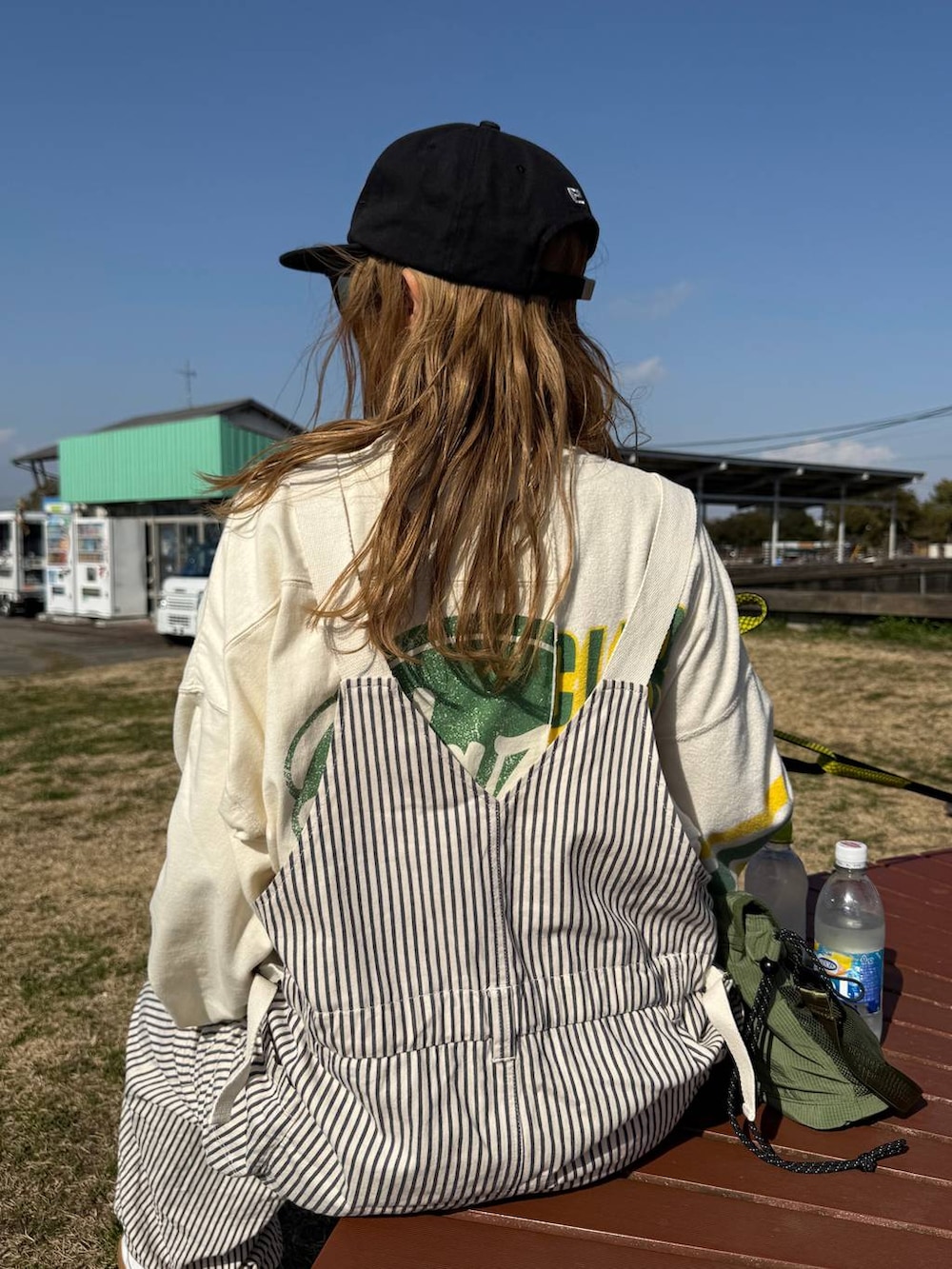 ホワイト系のTシャツ/カットソーを着用したレディースの冬コーディネートの3枚目の写真