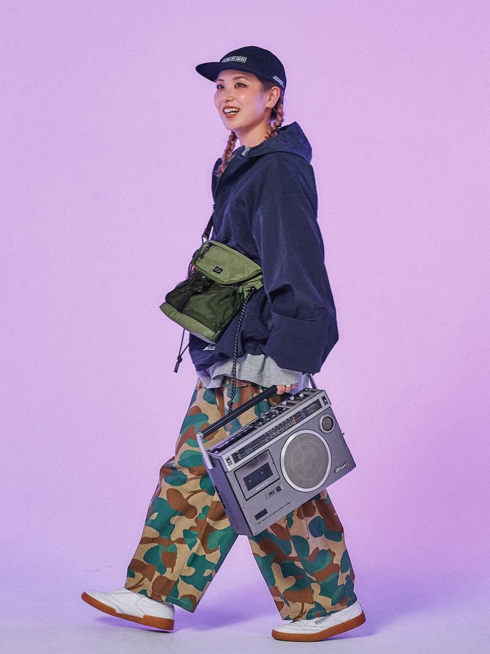 ブラック系のキャップを着用したレディースの冬コーディネートの2枚目の写真