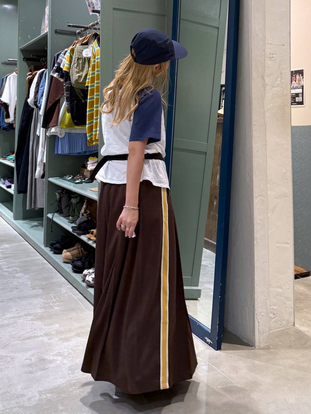 グレー系のボディバッグ/ウエストポーチ、ブルー系のTシャツ/カットソーを着用したレディースの夏コーディネートの5枚目の写真
