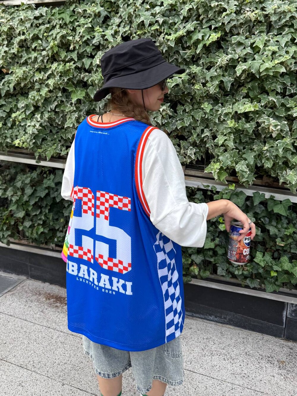 ブルー系のサンダル、ホワイト系のTシャツ/カットソー、ブルー系のデニムパンツを着用したレディースの夏コーディネートの5枚目の写真