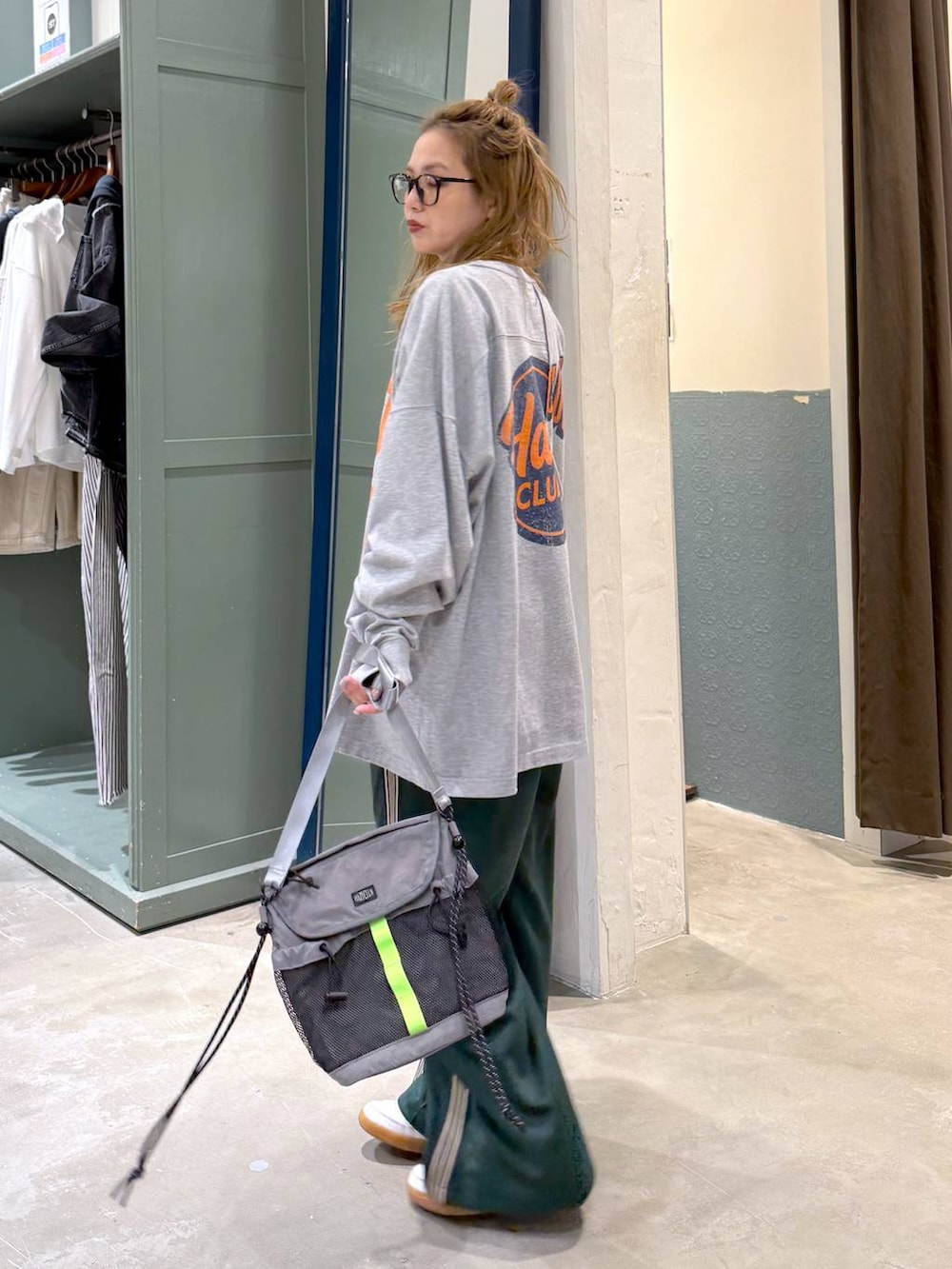 グリーン系のその他パンツを着用したレディースの春コーディネートの3枚目の写真