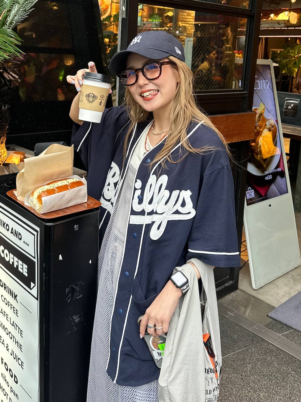 ベージュ系のタンクトップ、グレー系のエコバッグ/サブバッグを着用したレディースの春コーディネートの2枚目の写真