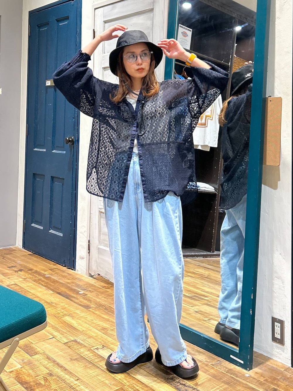 ブラック系のサンダル、その他のシャツ/ブラウス、グレー系のタンクトップを着用したレディースの春コーディネートの3枚目の写真