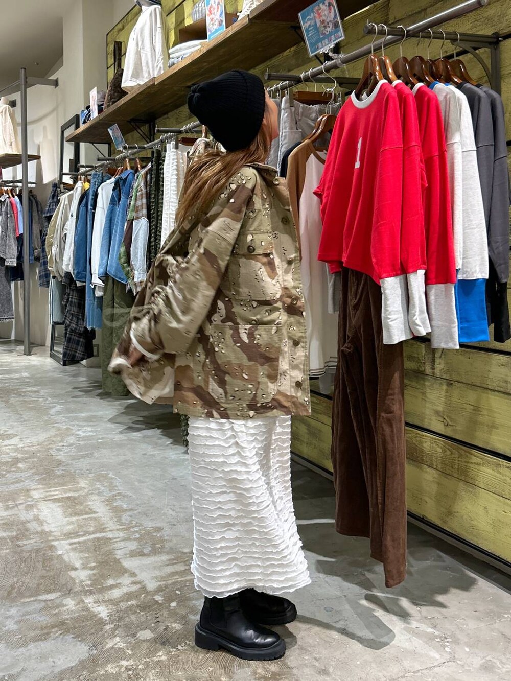 ホワイト系のタンクトップ、ブラック系のニットキャップ/ビーニーを着用したレディースの秋コーディネートの3枚目の写真