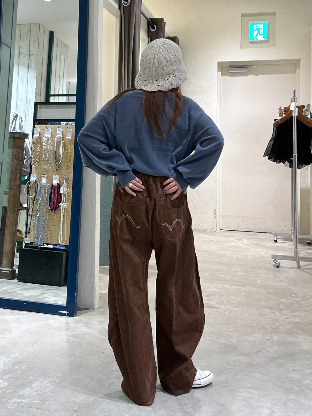 ブルー系のTシャツ/カットソー、ホワイト系のハットを着用したレディースの夏コーディネートの5枚目の写真