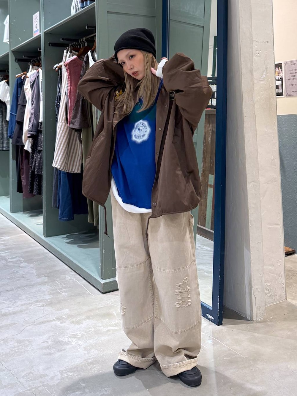 ブルー系のTシャツ/カットソー、ベージュ系のデニムパンツ、ブラック系のニットキャップ/ビーニーを着用したレディースの夏コーディネートの2枚目の写真
