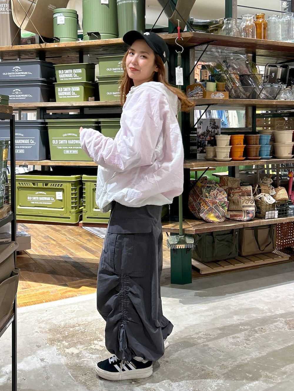 ホワイト系のマウンテンパーカー、ピンク系のTシャツ/カットソーを着用したレディースの春コーディネートの3枚目の写真