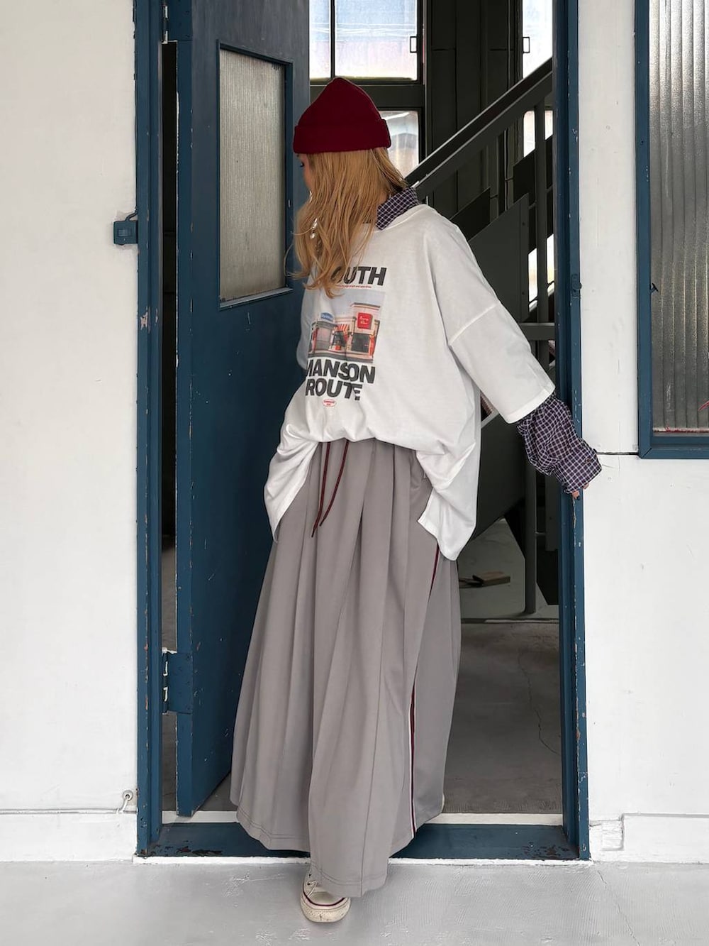 パープル系のシャツ/ブラウス、ホワイト系のTシャツ/カットソーを着用したレディースの夏コーディネートの4枚目の写真