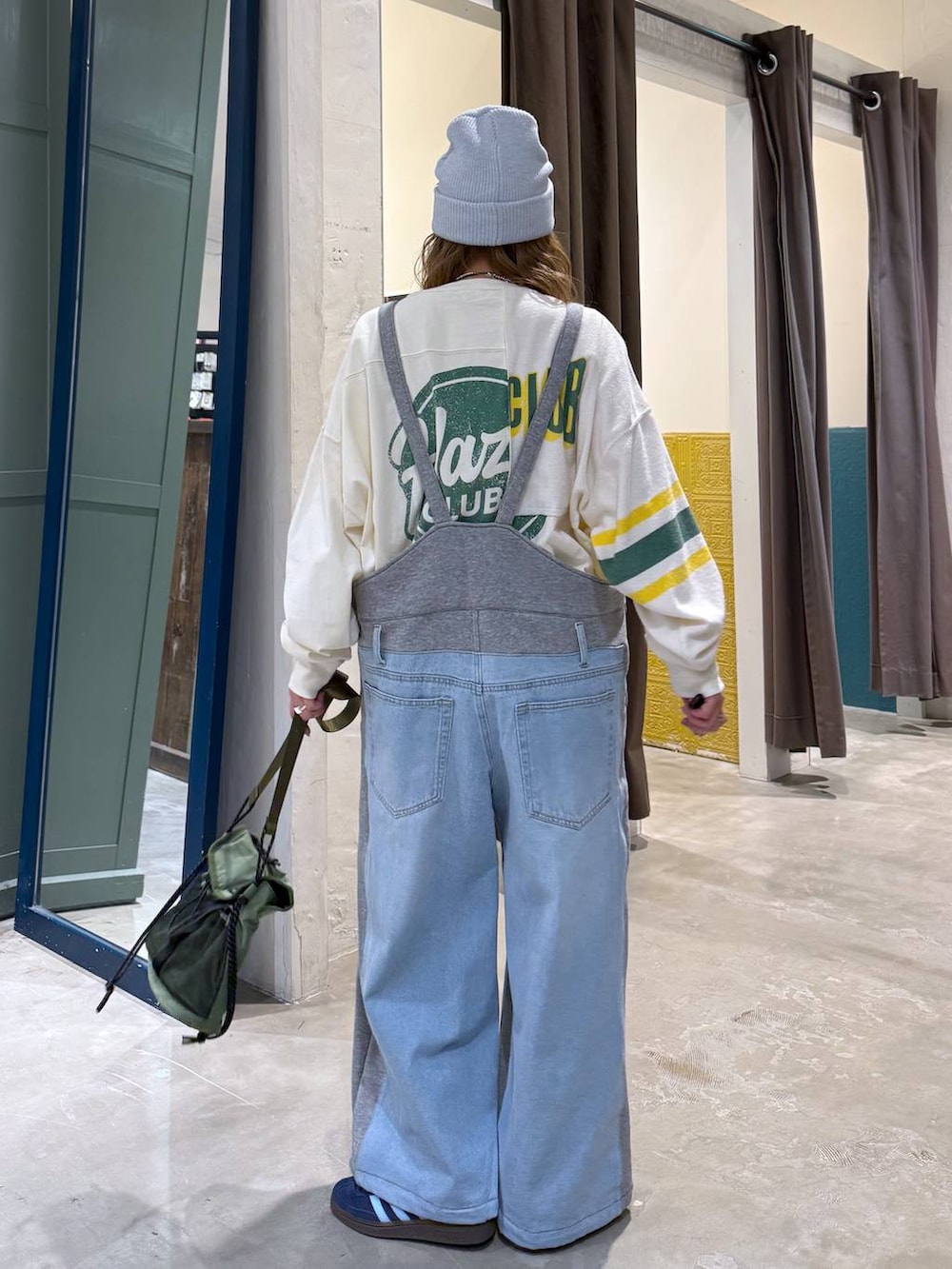 グレー系のサロペット/オーバーオールを着用したレディースの冬コーディネートの3枚目の写真