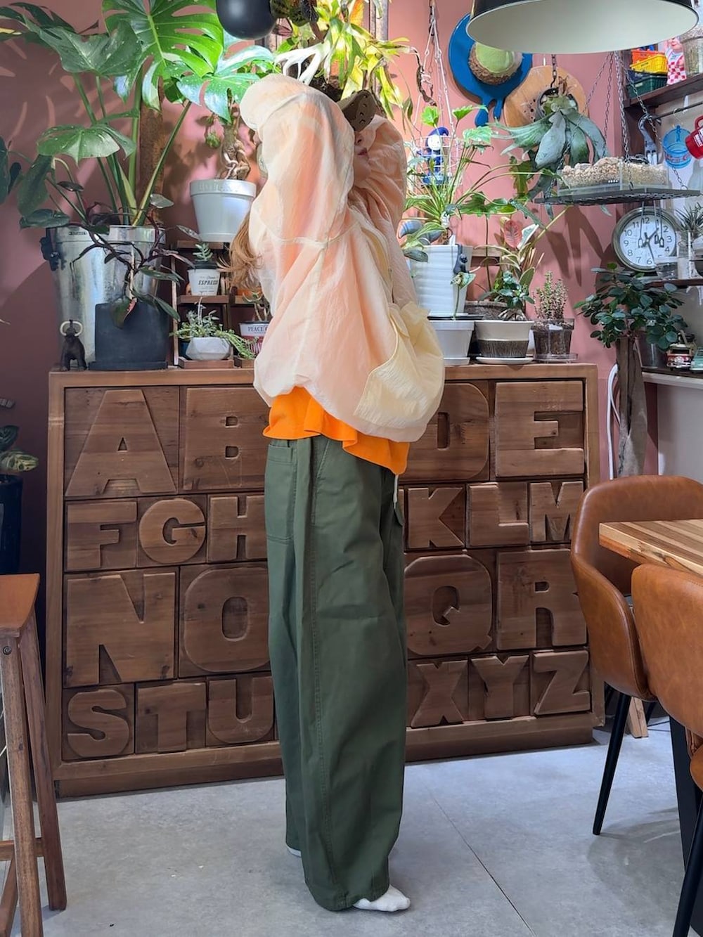 ベージュ系のキャップを着用したレディースの冬コーディネートの3枚目の写真