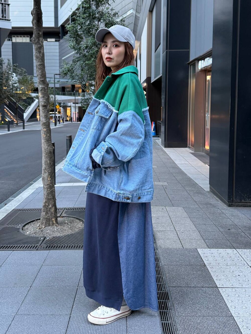 ブルー系のワンピースを着用したレディースの冬コーディネートの2枚目の写真
