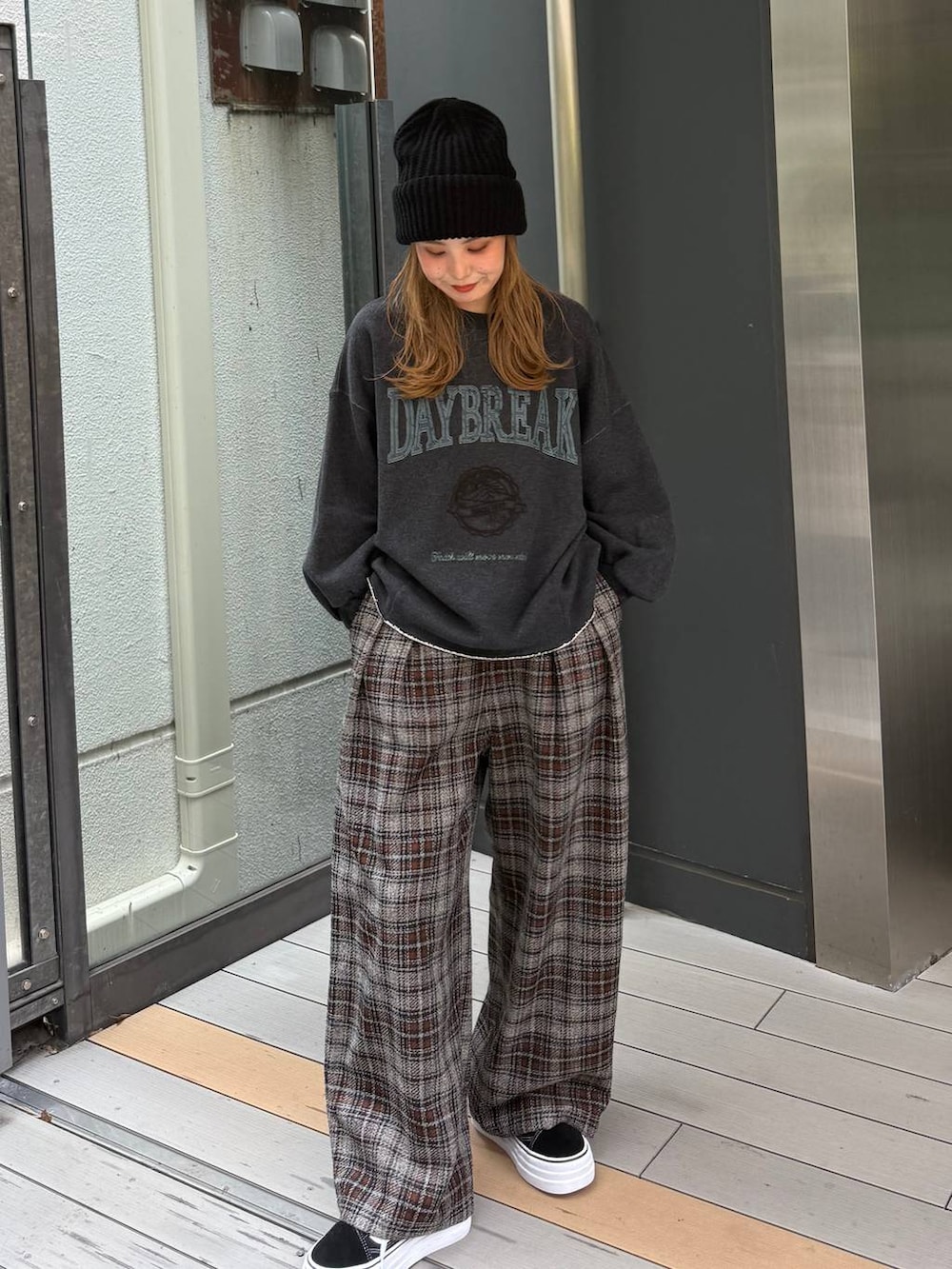 グレー系のその他パンツ、グレー系のスウェットを着用したレディースの夏コーディネートの2枚目の写真