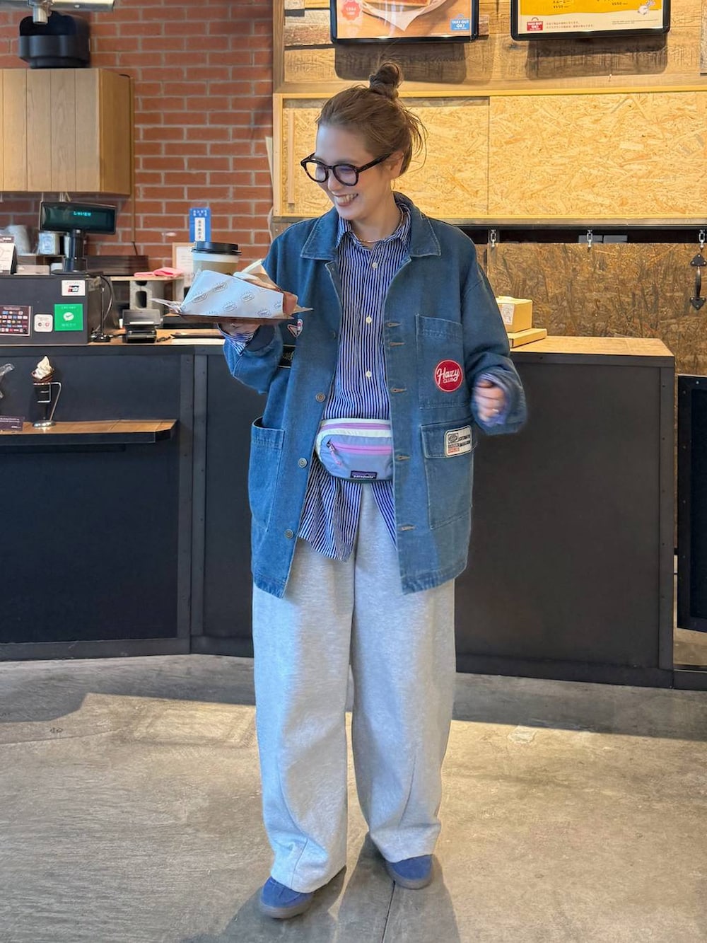 グレー系のスウェットパンツ、ブルー系のシャツ/ブラウスを着用したレディースの春コーディネートの2枚目の写真