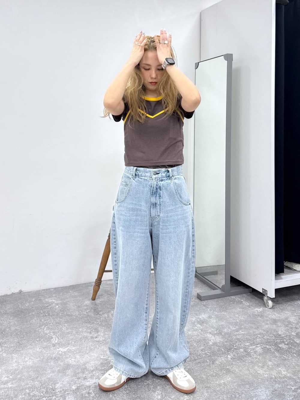 ベージュ系のスニーカー、ブラウン系のTシャツ/カットソー、ブルー系のデニムパンツを着用したレディースの春コーディネートの5枚目の写真