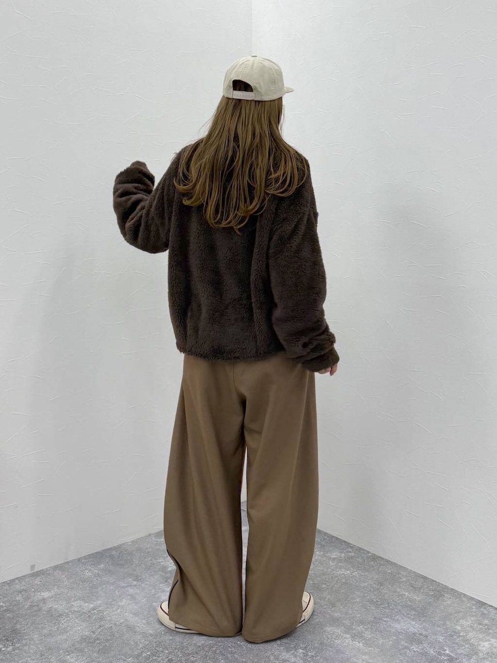 ブラウン系のポロシャツを着用したレディースの秋コーディネートの3枚目の写真