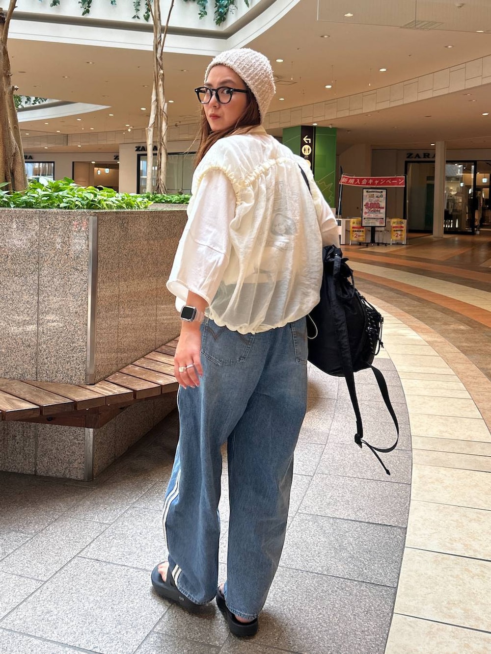 ブラック系のサンダル、ベージュ系のベスト、ベージュ系のニットキャップ/ビーニーを着用したレディースの夏コーディネートの3枚目の写真