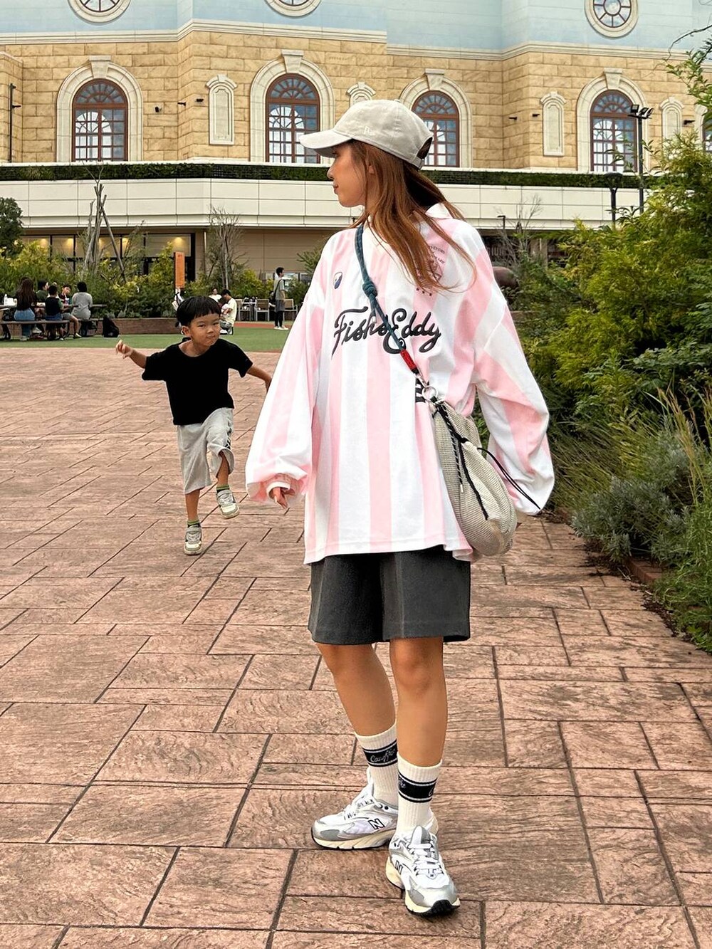 グレー系のスニーカー、グレー系のショルダーバッグ、その他のその他パンツを着用したレディースの秋コーディネートの4枚目の写真