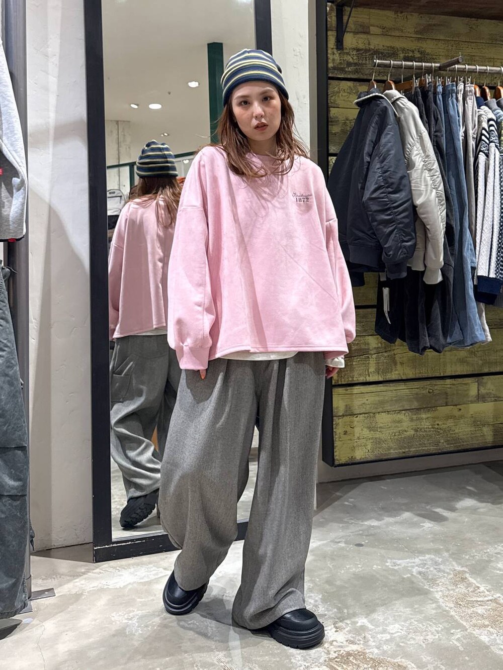 グレー系のその他パンツ、ブラック系のブーツ、ベージュ系のTシャツ/カットソーを着用したレディースの冬コーディネートの2枚目の写真