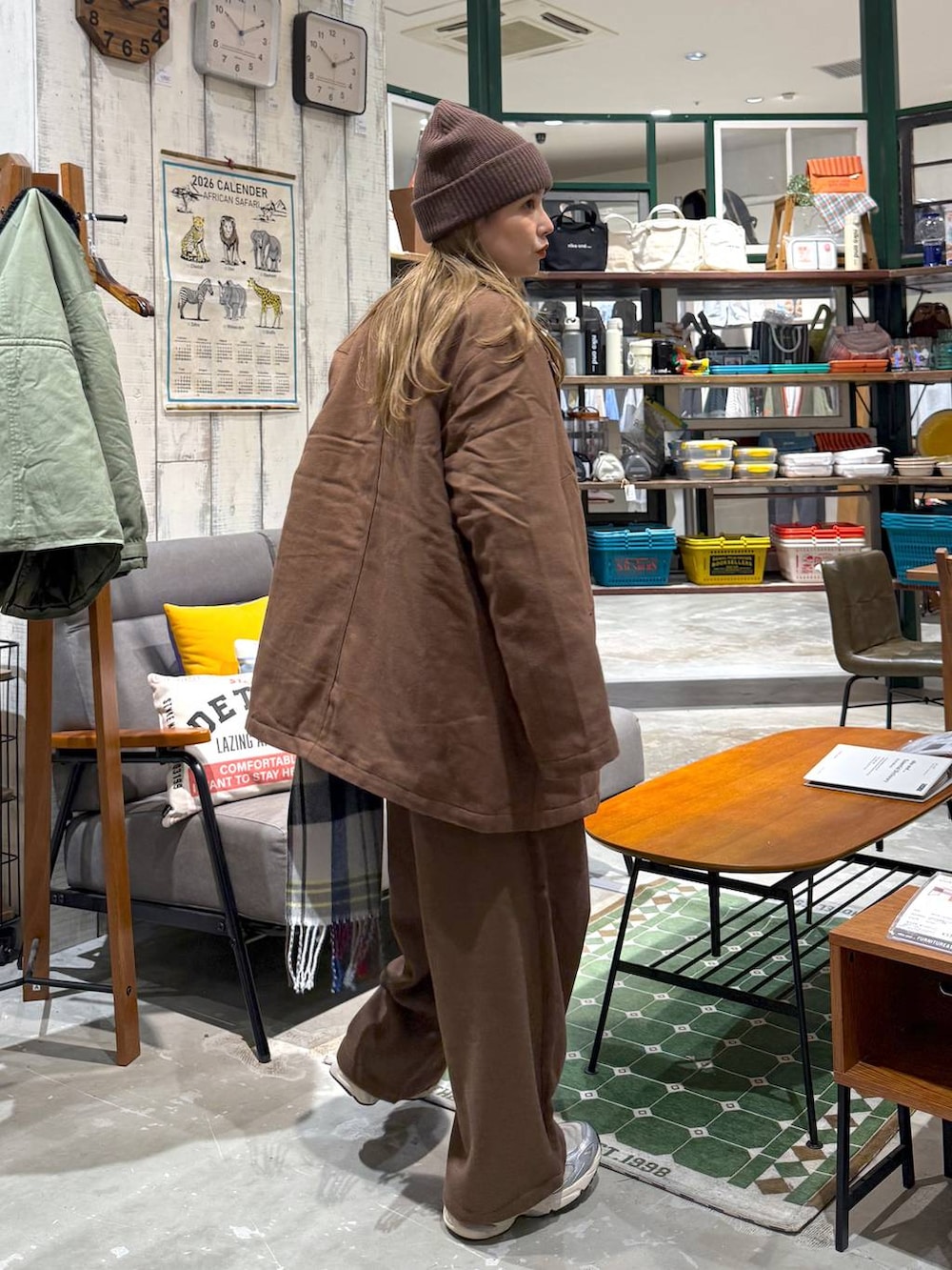 ブラウン系のその他パンツ、ブラウン系のテーラードジャケットを着用したレディースの秋コーディネートの5枚目の写真