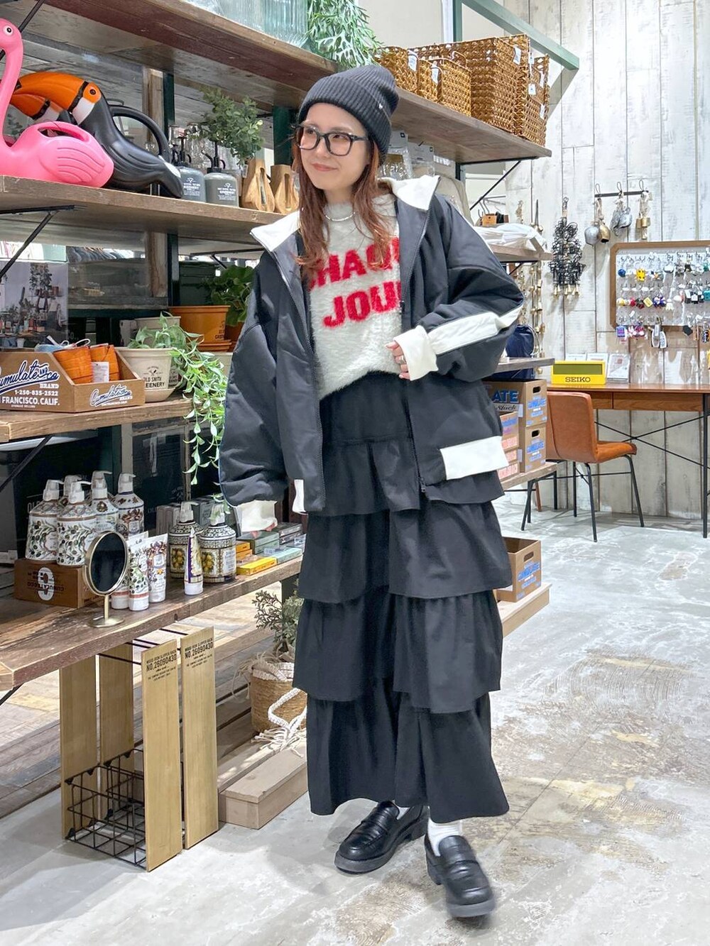 ブラック系のローファー、グレー系のニット/セーター、ブラック系のジャージを着用したレディースの冬コーディネートの2枚目の写真