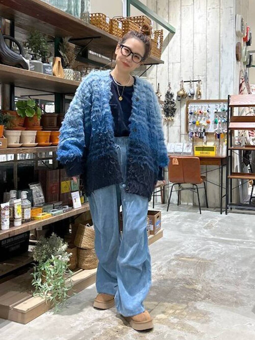 ブルー系のその他パンツ、ブルー系のその他トップス、ブルー系のカーディガン/ボレロを着用したレディースの冬コーディネートの2枚目の写真