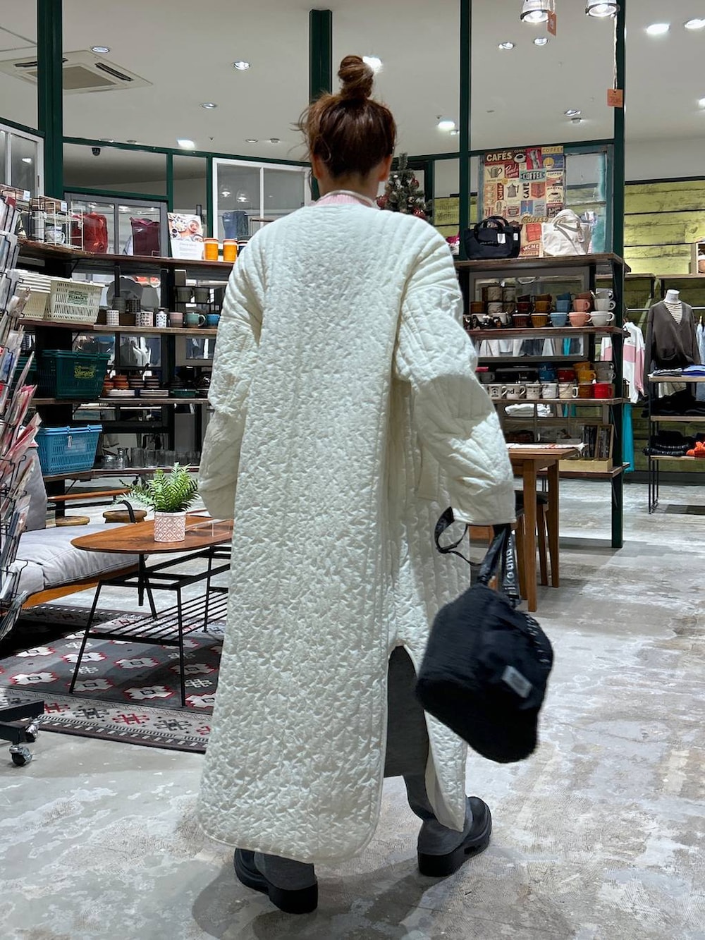 グレー系のその他パンツ、ホワイト系のノーカラーコート、ブラック系のショルダーバッグを着用したレディースの冬コーディネートの3枚目の写真