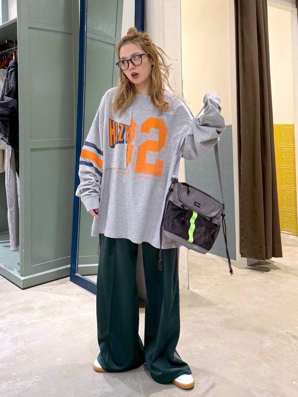 グリーン系のその他パンツを着用したレディースの春コーディネートの2枚目の写真