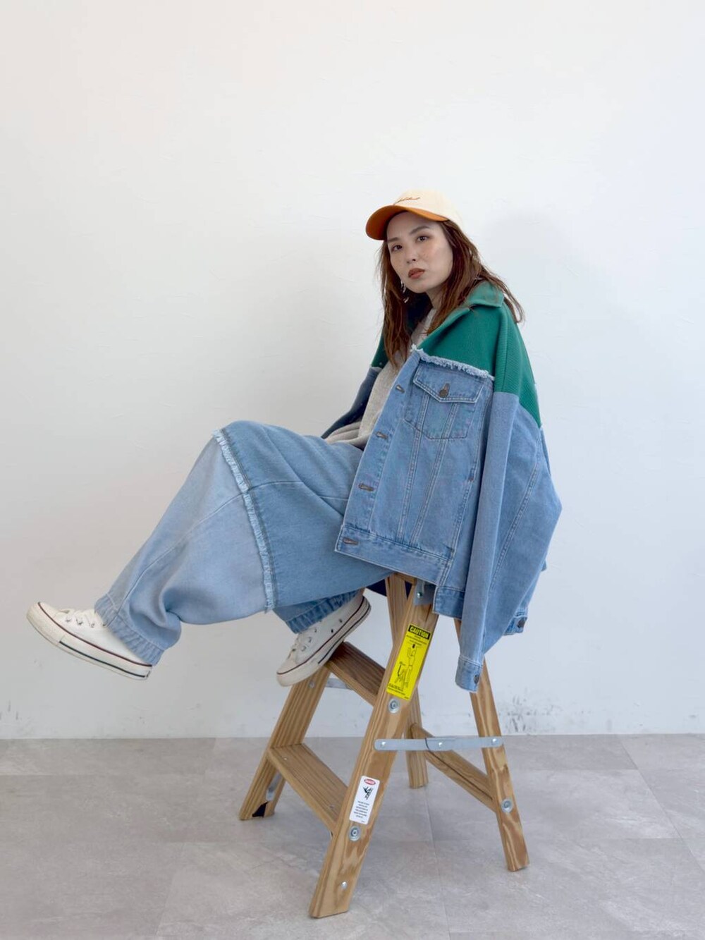 ブルー系のデニムパンツ、グレー系のニット/セーターを着用したレディースの冬コーディネートの2枚目の写真