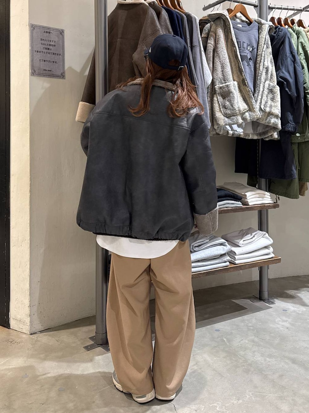 グレー系のブルゾン、ホワイト系のTシャツ/カットソー、グリーン系のニット/セーターを着用したレディースの冬コーディネートの5枚目の写真