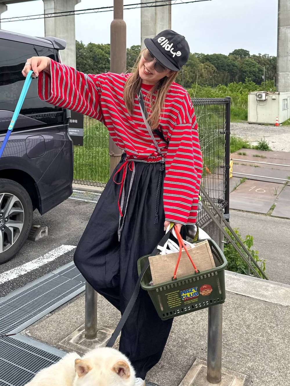 レッド系のTシャツ/カットソーを着用したレディースの春コーディネートの2枚目の写真