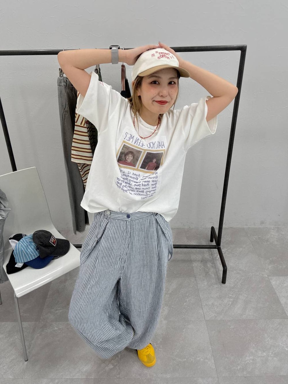 ブルー系のその他パンツ、ホワイト系のTシャツ/カットソー、ベージュ系のキャップを着用したレディースの夏コーディネートの2枚目の写真
