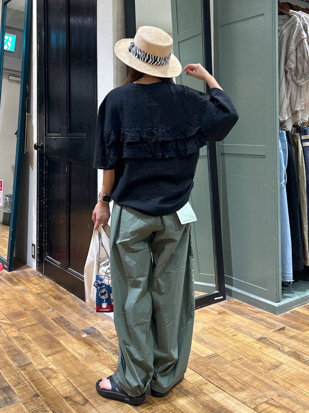 その他のエコバッグ/サブバッグ、ブラック系のシャツ/ブラウス、ブラック系のサンダルを着用したレディースの夏コーディネートの3枚目の写真