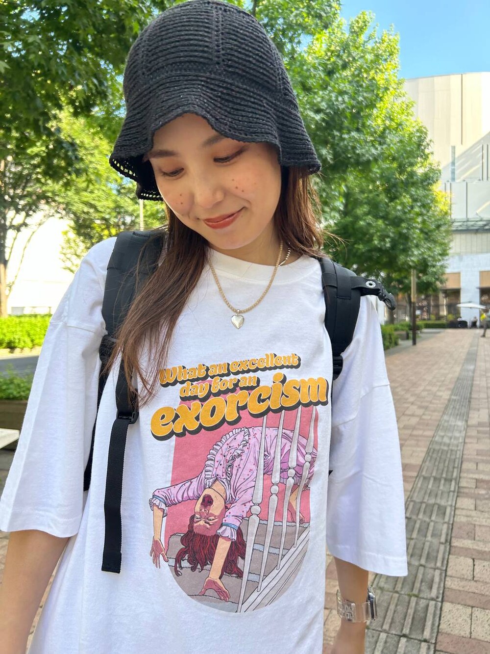 ホワイト系のTシャツ/カットソー、グレー系のスカート、ブラック系のサンダルを着用したレディースの夏コーディネートの4枚目の写真