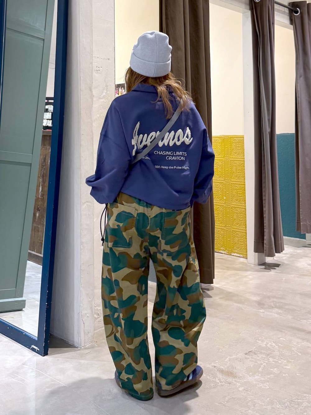 ブルー系のスウェットを着用したレディースの冬コーディネートの4枚目の写真