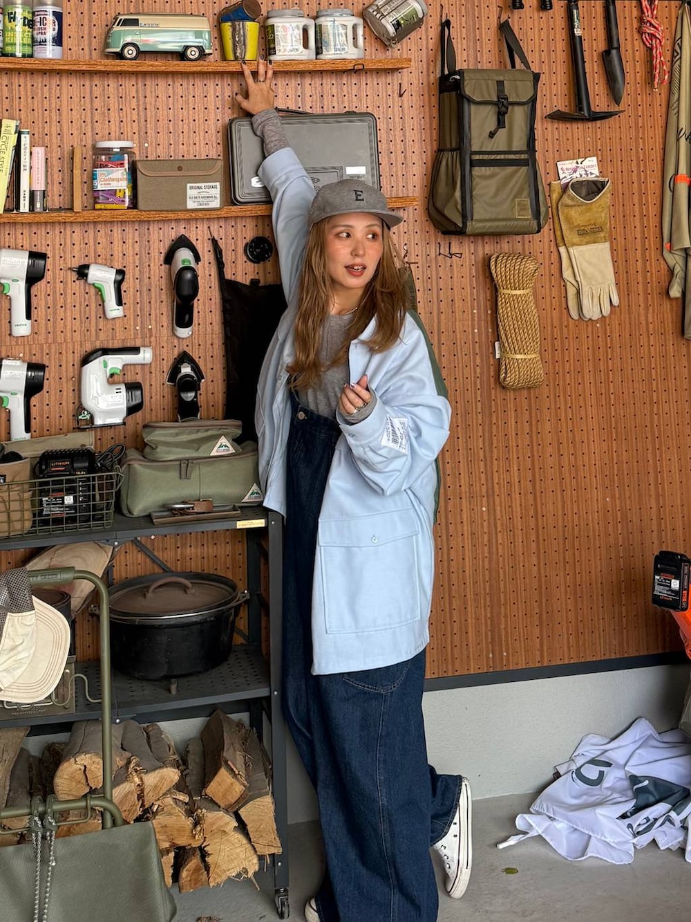 グレー系のTシャツ/カットソーを着用したレディースの秋コーディネートの2枚目の写真