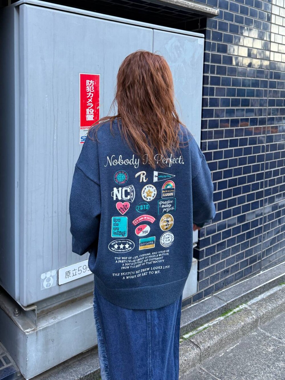 ブルー系のデニムスカート、ブルー系のニット/セーターを着用したレディースの冬コーディネートの2枚目の写真