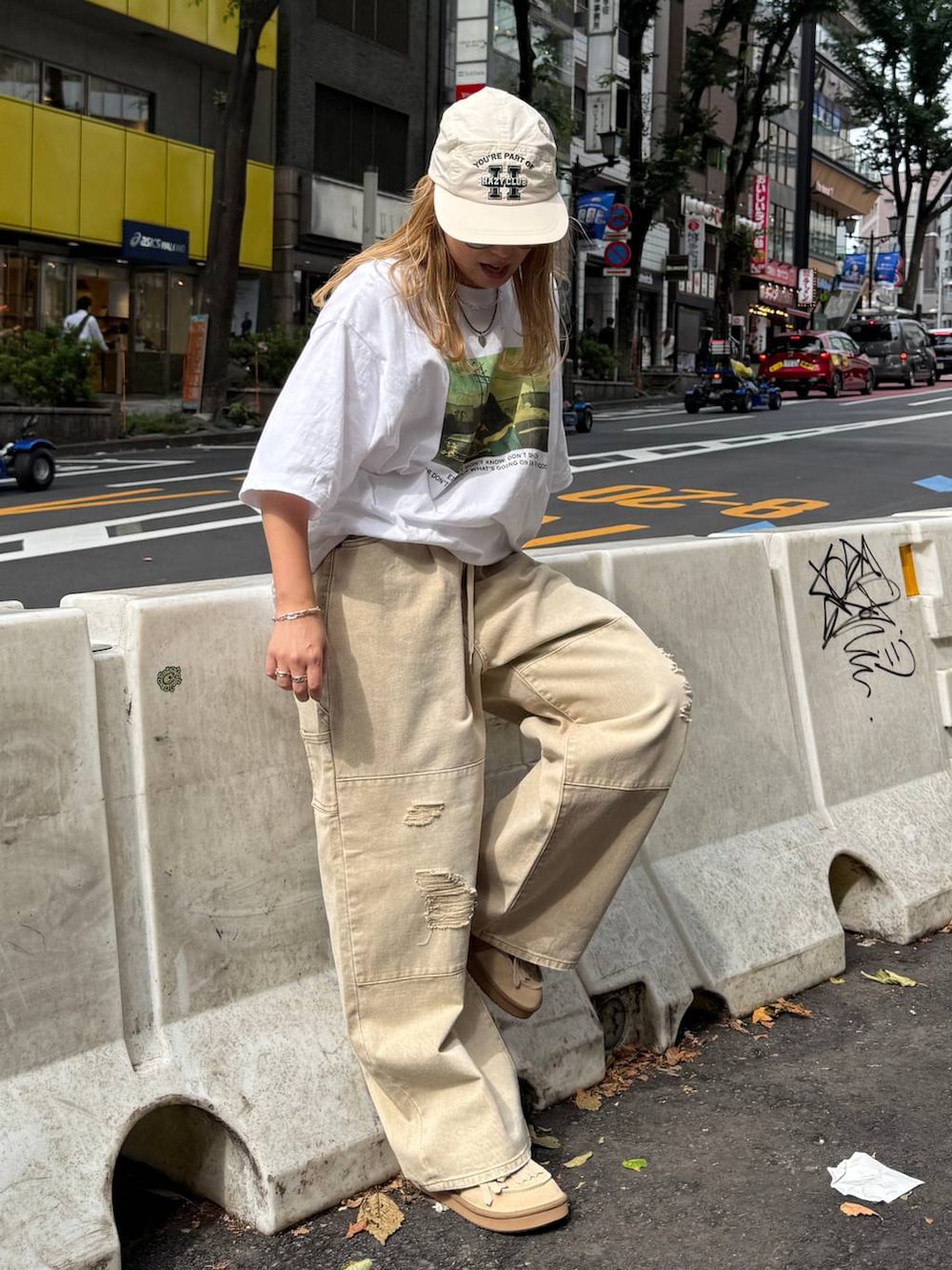 ベージュ系のモカシン/デッキシューズ、ホワイト系のTシャツ/カットソー、ベージュ系のデニムパンツを着用したレディースの夏コーディネートの2枚目の写真