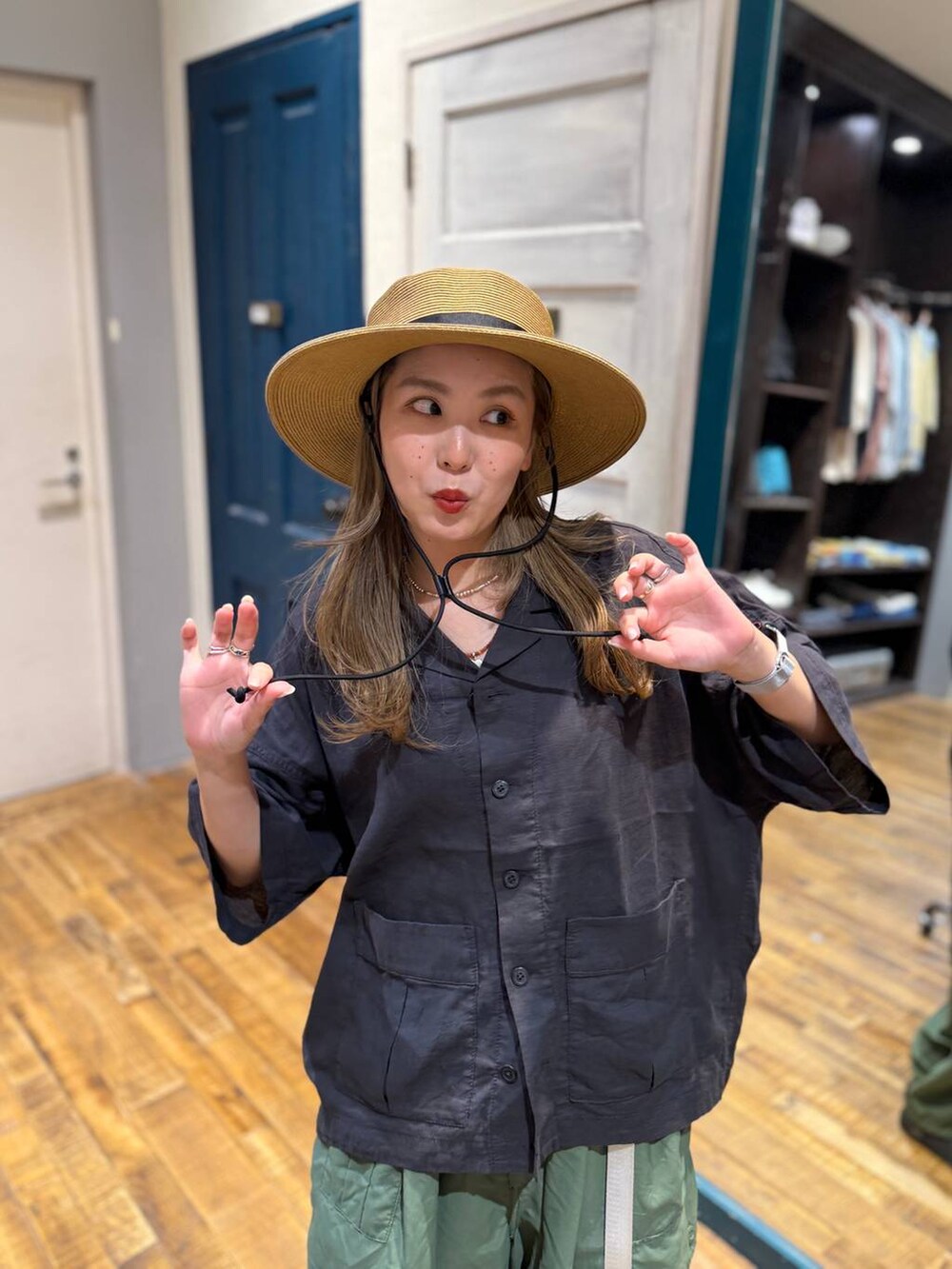 グリーン系のカーゴパンツ、グレー系のエコバッグ/サブバッグ、ブラック系のシャツ/ブラウスを着用したレディースの春コーディネートの3枚目の写真