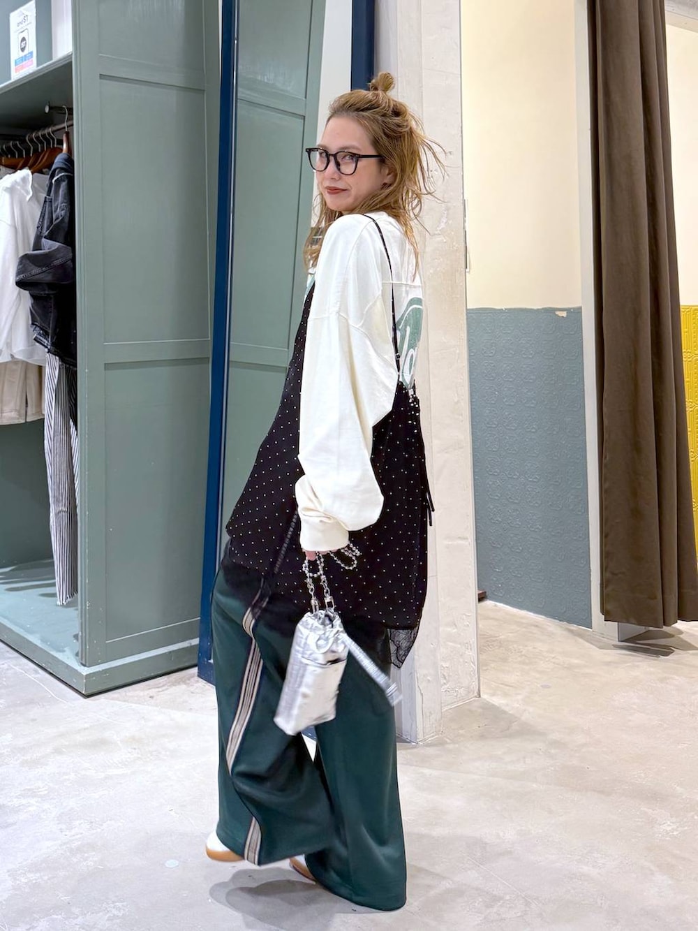 シルバー系のショルダーバッグ、グリーン系のその他パンツ、グレー系のチュニックを着用したレディースの冬コーディネートの3枚目の写真