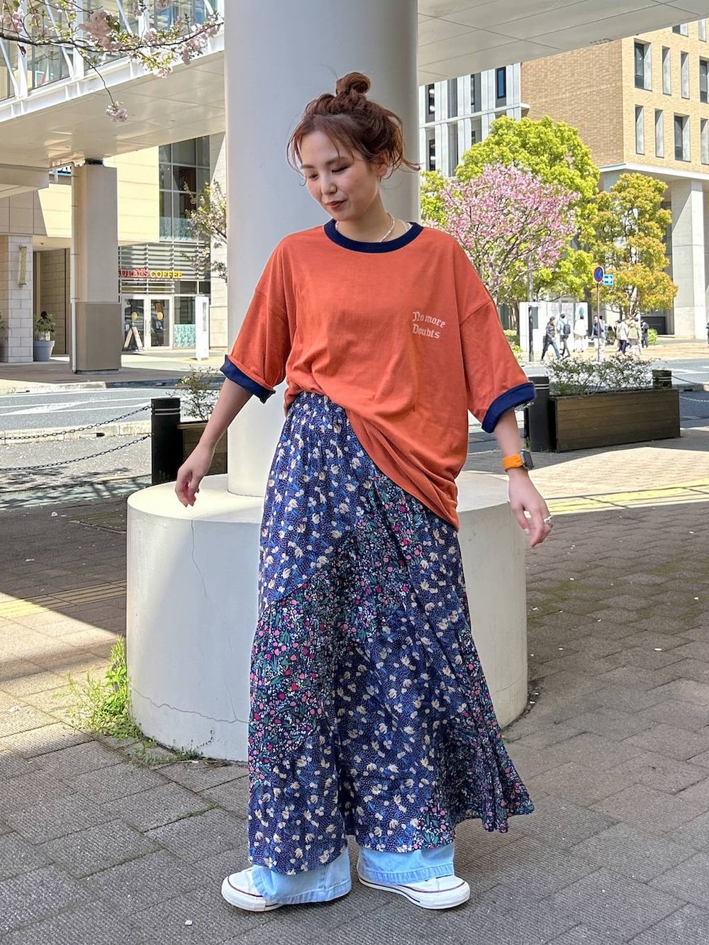 ブルー系のスカート、ブラック系のデニムパンツ、ブラック系のシャツ/ブラウスを着用したレディースの春コーディネートの3枚目の写真