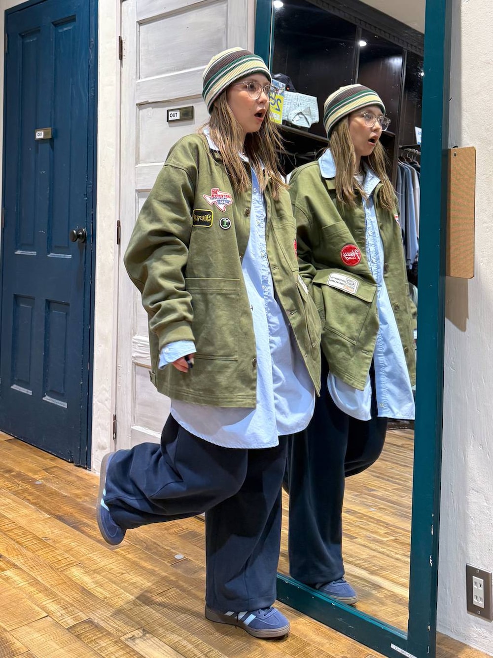 ブルー系のシャツ/ブラウスを着用したレディースの春コーディネートの3枚目の写真