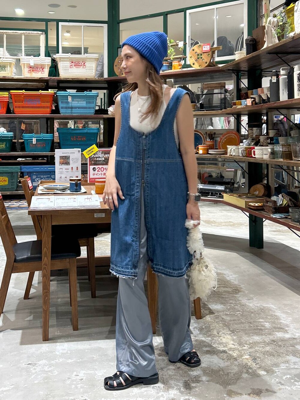 ベージュ系のショルダーバッグ、ブルー系のドレス、ホワイト系のタンクトップを着用したレディースの夏コーディネートの3枚目の写真