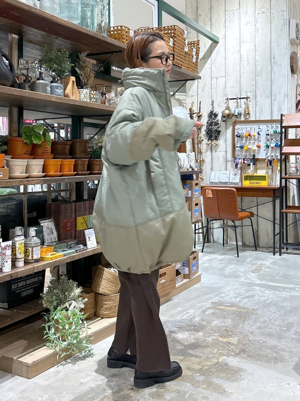 ブラック系のローファー、グリーン系のブルゾン、ブラウン系のその他パンツを着用したレディースの冬コーディネートの3枚目の写真