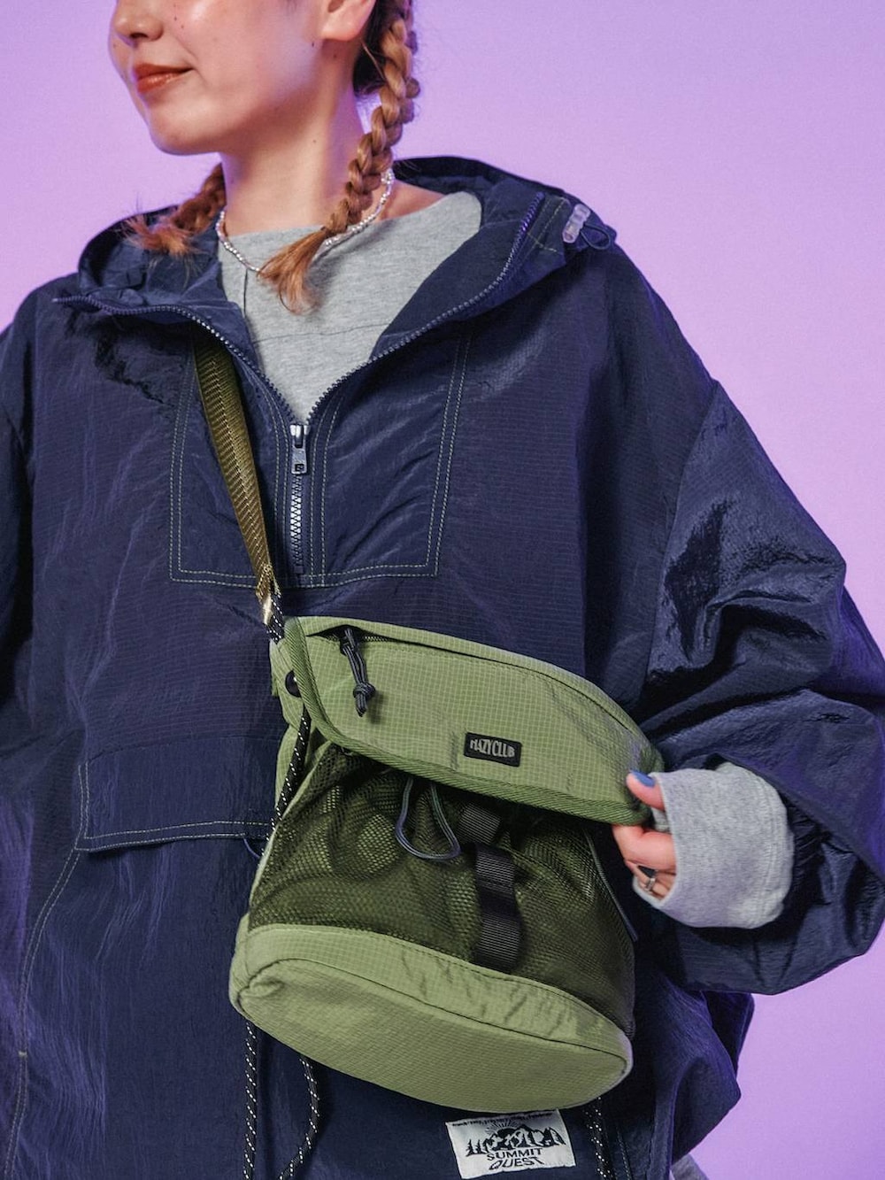 ブラック系のキャップを着用したレディースの冬コーディネートの4枚目の写真