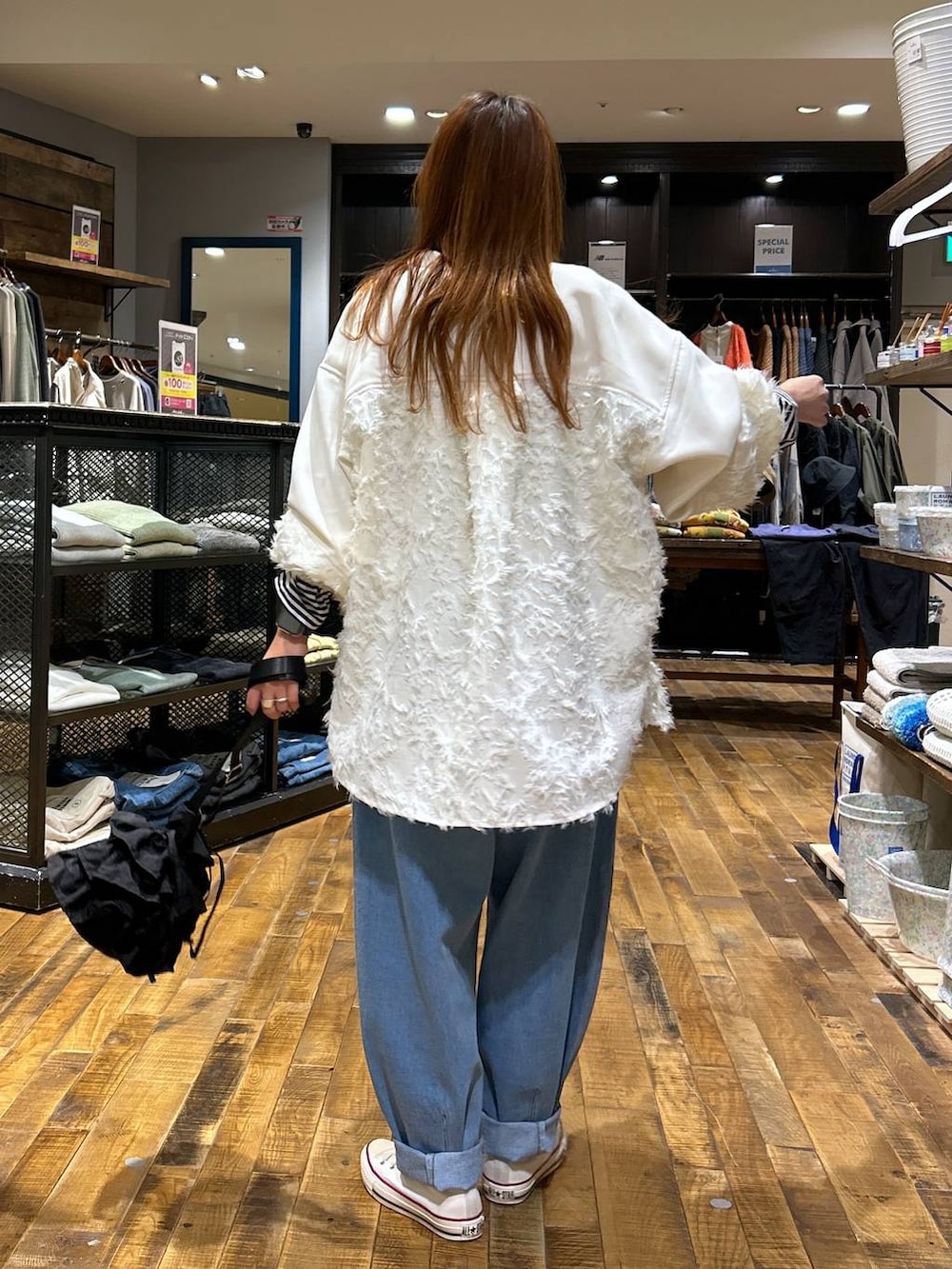 ブルー系のその他パンツ、ベージュ系のシャツ/ブラウス、オレンジ系のベルトを着用したレディースの冬コーディネートの4枚目の写真