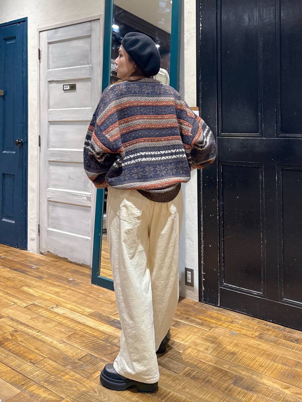 ブラウン系のブーツ、ブラウン系のニット/セーター、ブラック系のハンチング/ベレー帽を着用したレディースの冬コーディネートの2枚目の写真