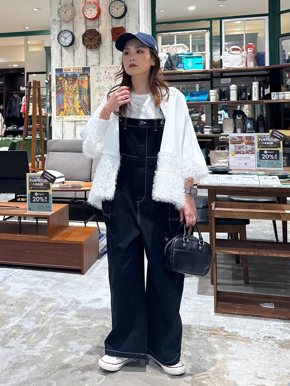 ホワイト系のTシャツ/カットソー、ブラック系のボストンバッグ、ホワイト系のシャツ/ブラウスを着用したレディースの冬コーディネートの2枚目の写真