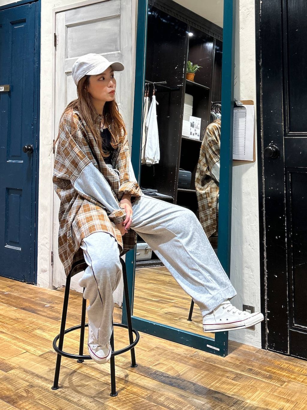 ブラック系のキャミソール、グレー系のその他パンツを着用したレディースの秋コーディネートの3枚目の写真